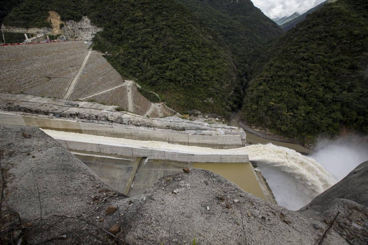 Esta apertura es también el primer paso para proceder al cierre de la casa de maquina que se tuvo que inundar. Foto Jaime Pérez
