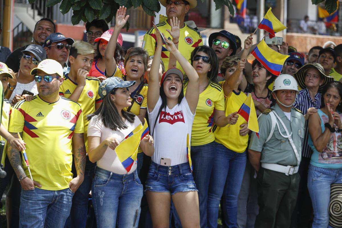 La fiesta de independencia colmó la carrera 70 de Medellín, las Fuerzas Militares, los cuerpos de rescate y los indígenas compartieron con la gente que se volcó a las calles. Foto: Manuel Saldarriaga Quintero.