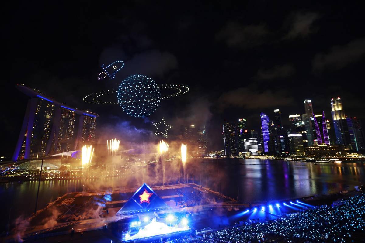 En Marina Bay en Singapur crearon figuras en el cielo, con drones, para darle la bienvenida al año nuevo. FOTO EFE
