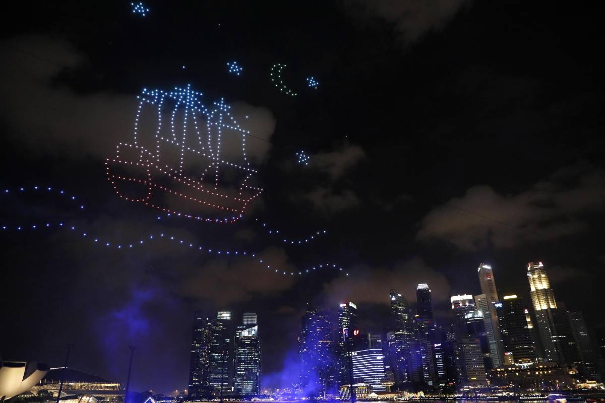 En Marina Bay en Singapur crearon figuras en el cielo, con drones, para darle la bienvenida al año nuevo. FOTO EFE
