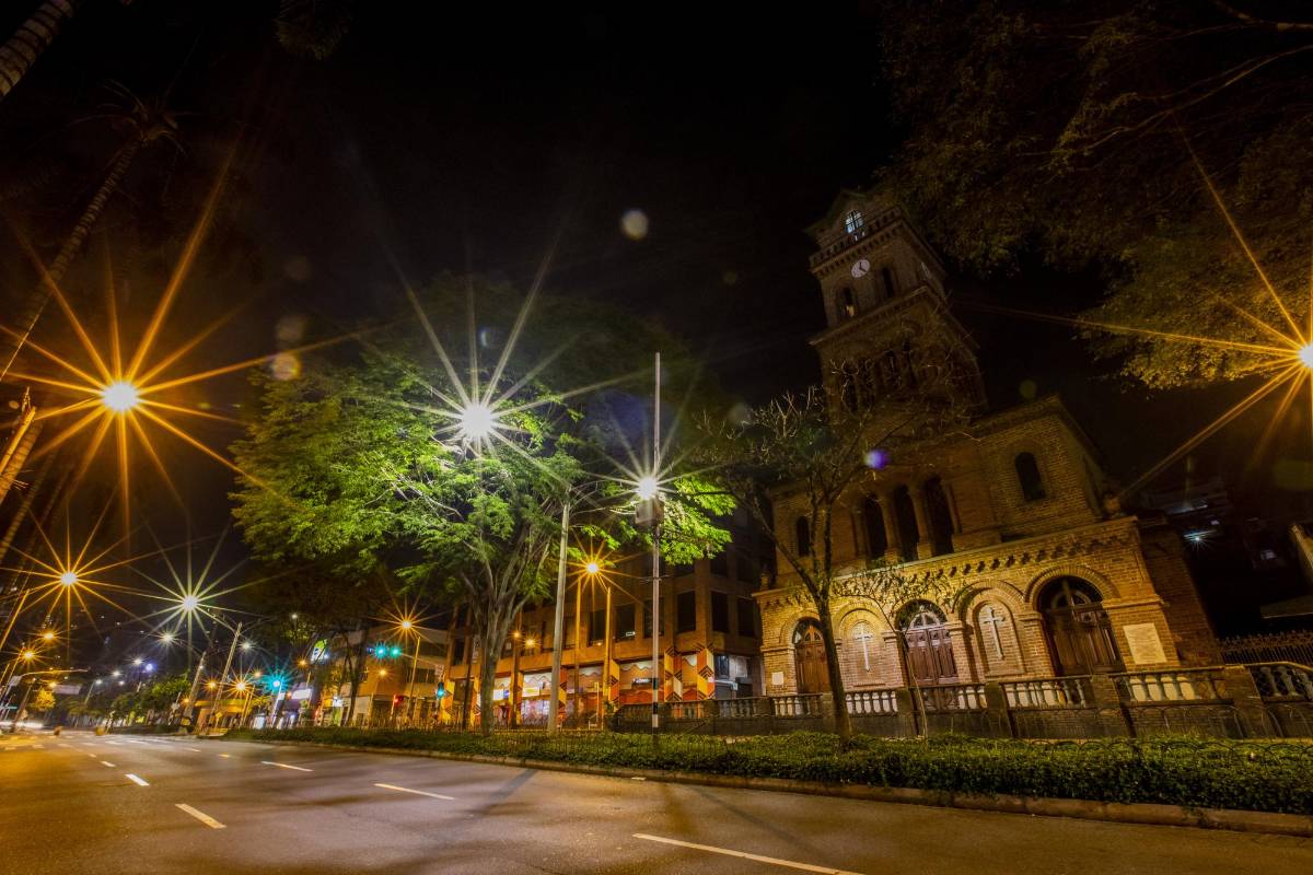 Iglesia del Parque de El Poblado. Foto : Carlos Velásquez