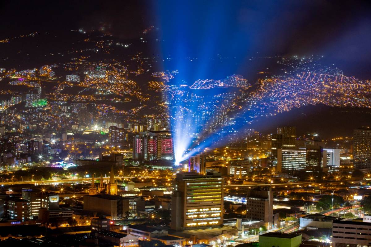 El bloque tiene 70 luces y láser de alta tecnología que se unen para brindar un mensaje de reflexión. Foto. Jaime Pérez