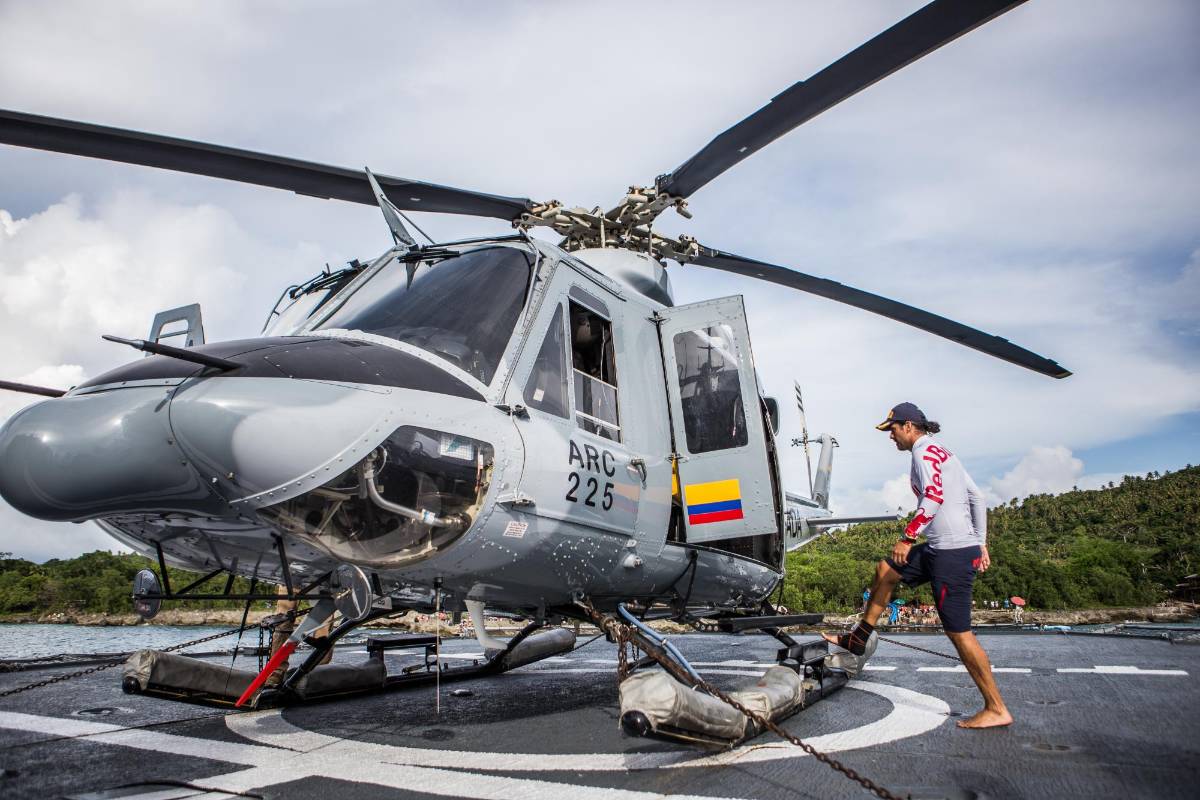 Tras varios años por fuera del país, el clavadista caleño llegó a la isla de San Andrés para saltar desde un helicóptero de la Armada Nacional en medio de arrecifes coralinos. Foto: Maximiliano Blanco