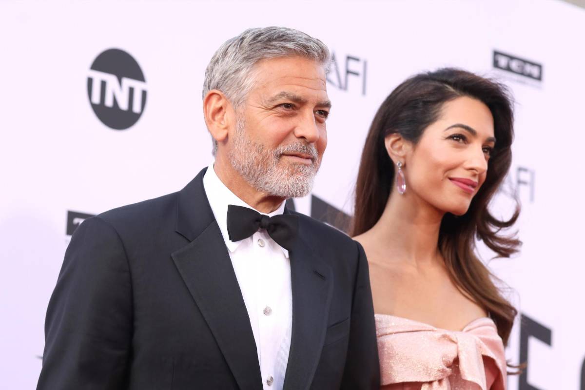 El actor llegó con su esposa Amal. Foto cortesía de E! Entertainment Latin America tomada por Randall Michelson