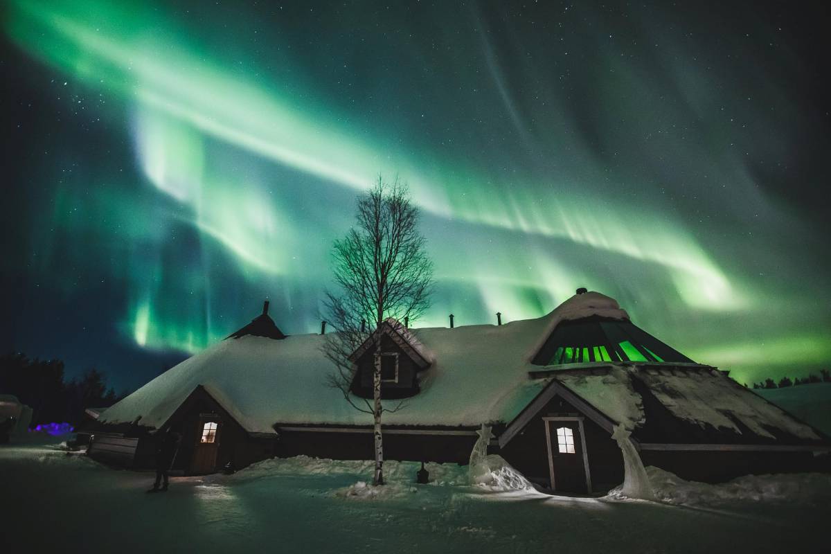 La aurora boreal se ve en el cielo sobre el hotel Arctic Snow en Rovaniemi, Finlandia. REUTERS / Alexander Kuznetsov