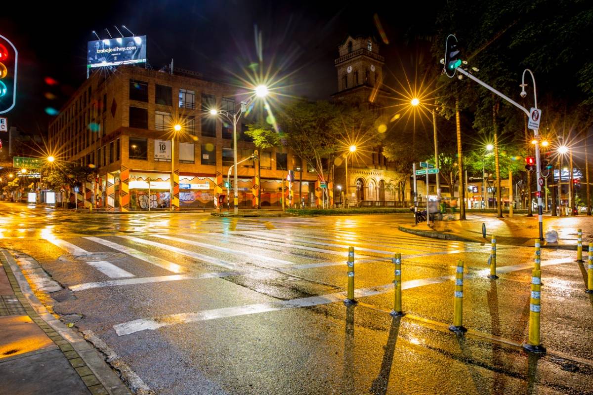 Mudos y sombríos lucen desde allí el Palacio de Justicia, la Alpujarra, la Plaza de la Libertad y el Edificio Inteligente de EPM. La iglesia del Sagrado Corazón ilumina la noche en la que solo se escucha el paso raudo de los carros cuando cruzan los charcos. Foto: Juan Antonio Sánchez