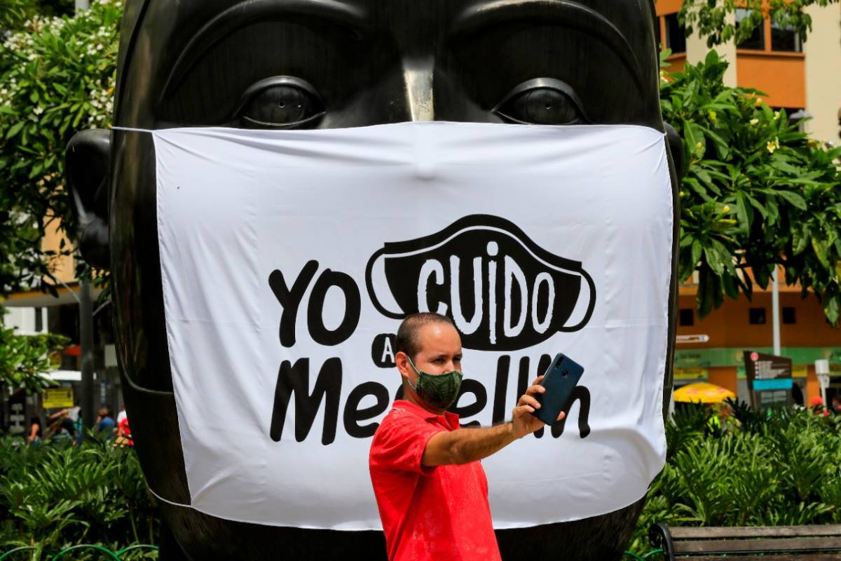 En la Plaza Botero, en inmediaciones del Museo de Antioquia, los rostros de las tradicionales figuras del maestro Fernando Botero fueron cubiertos con tapabocas. FOTO JAIME PÉREZ