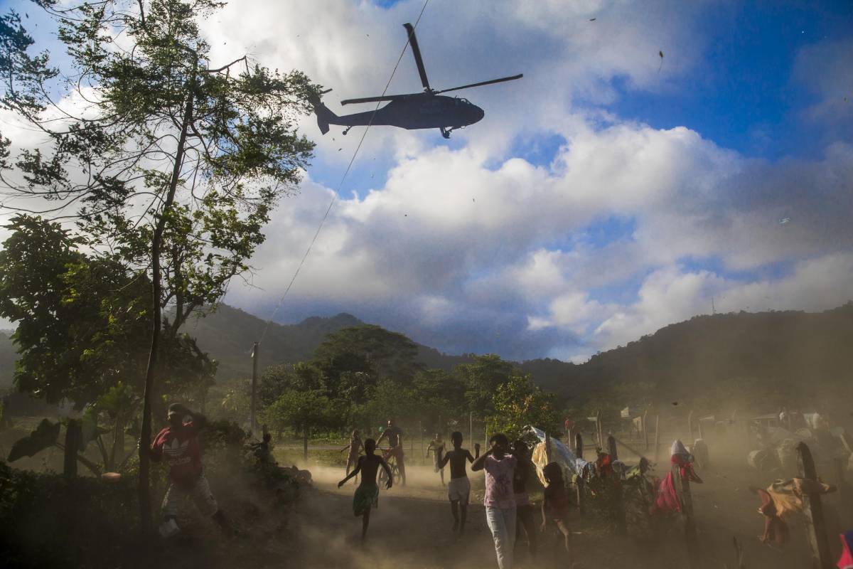 Un helicóptero de la Fuerza Aérea colombiana aterriza en Capurganá durante un operativo conjunto con la Armada y la Policía para capturar a los refugiados que tratan de huir hacia la selva. Foto: Esteban Vanegas