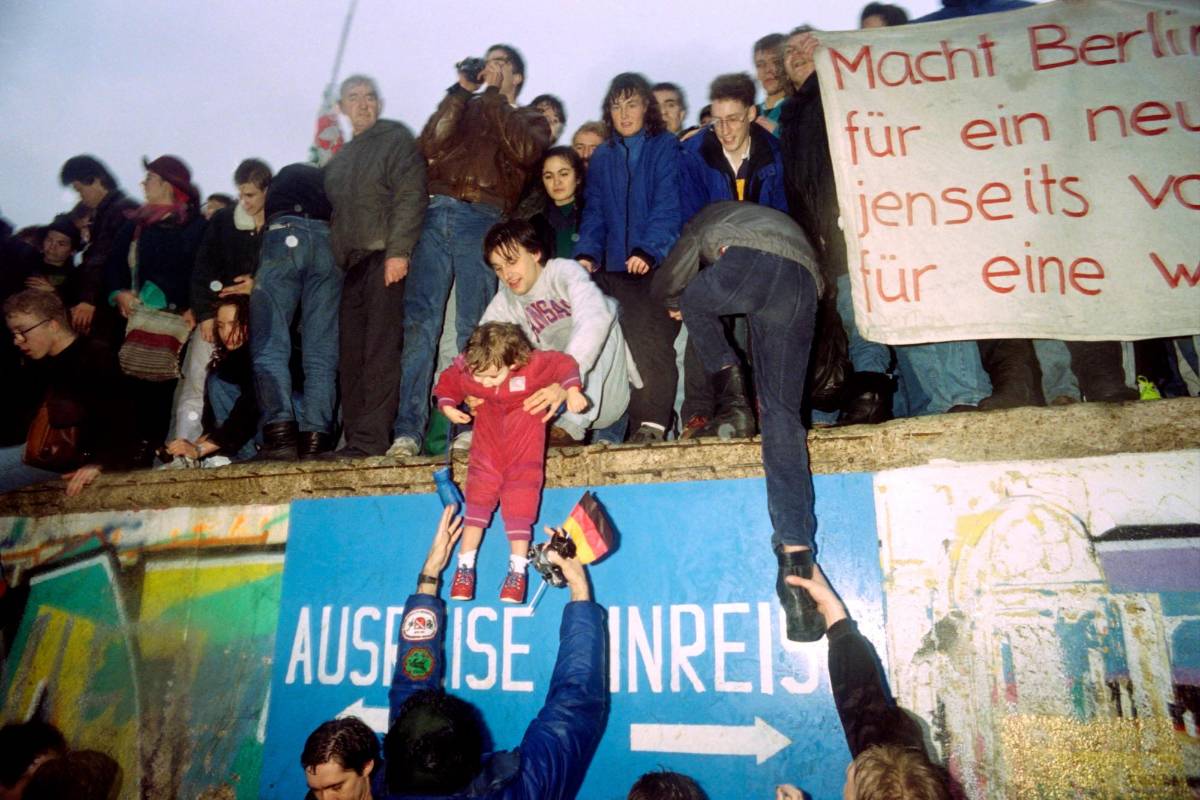 Personas de Alemania Oriental saludan a ciudadanos de Alemania Occidental en la Puerta de Brandeburgo. Foto de archivo tomada el 22 de diciembre de 1989. FOTO AFP