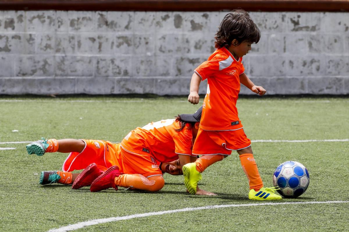 No son expertos en jugar fútbol pero disfrutan mucho con el balón. Foto: Jaime Pérez Munevar