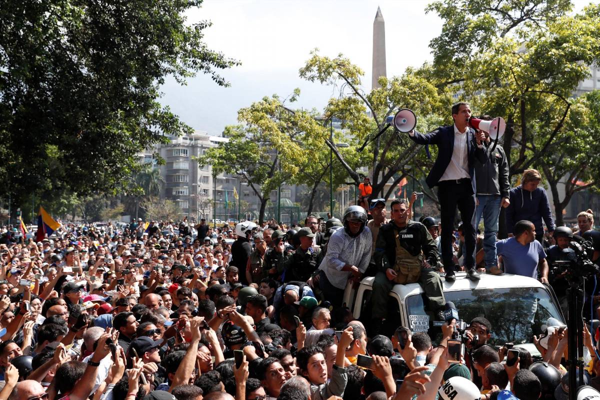 Guaidó habló frente a una multitud de opositores que están cansados de las condiciones en que vive el pueblo venezolano. FOTO: Reuters