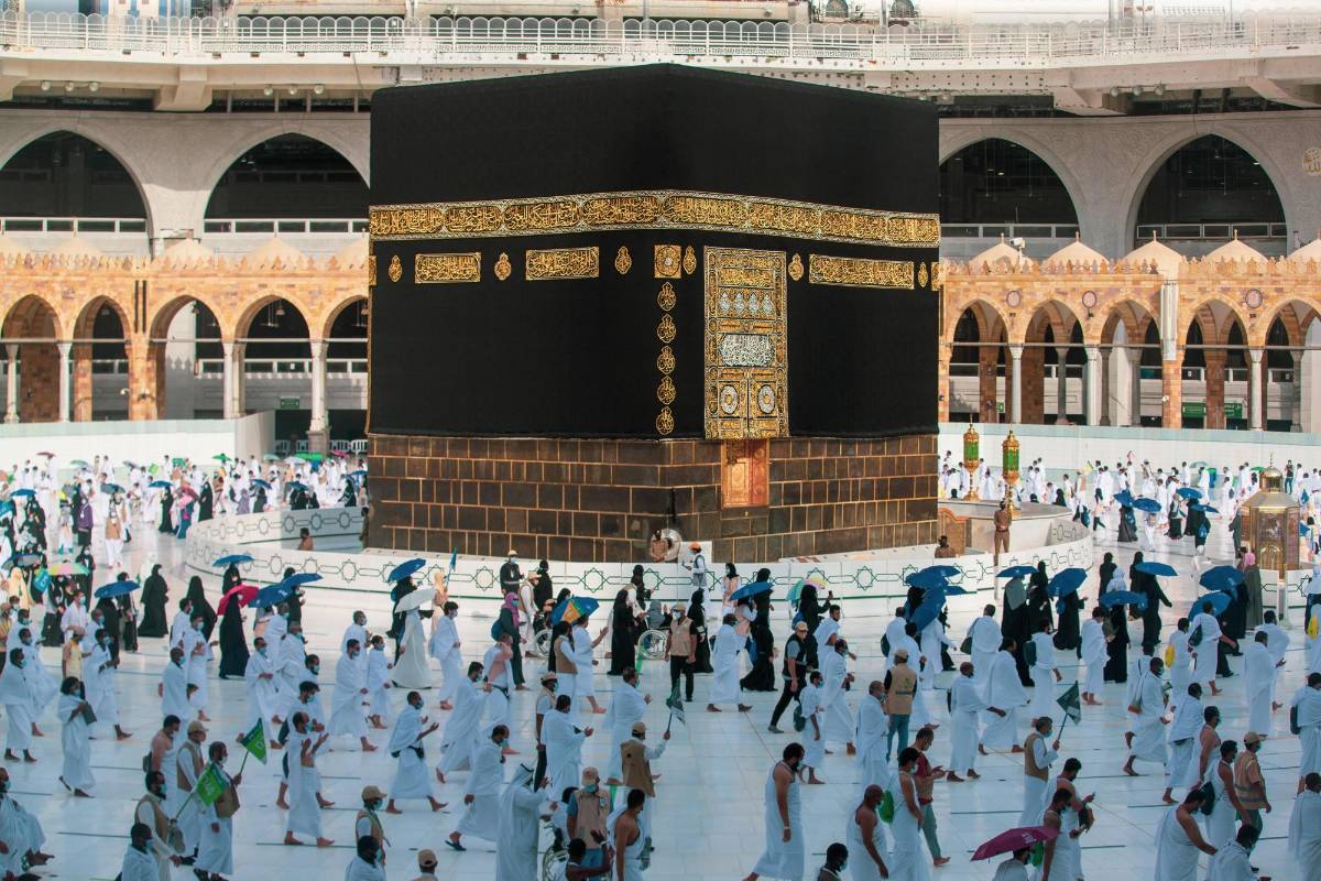 Los peregrinos luego regresaron a La Meca, la ciudad más santa del islam, para realizar el “tawaf de despedida”, las vueltas alrededor de la Kaaba, una estructura cúbica en el corazón de la Gran Mezquita y hacia la cual los musulmanes de todo el mundo se dirigen para sus oraciones.