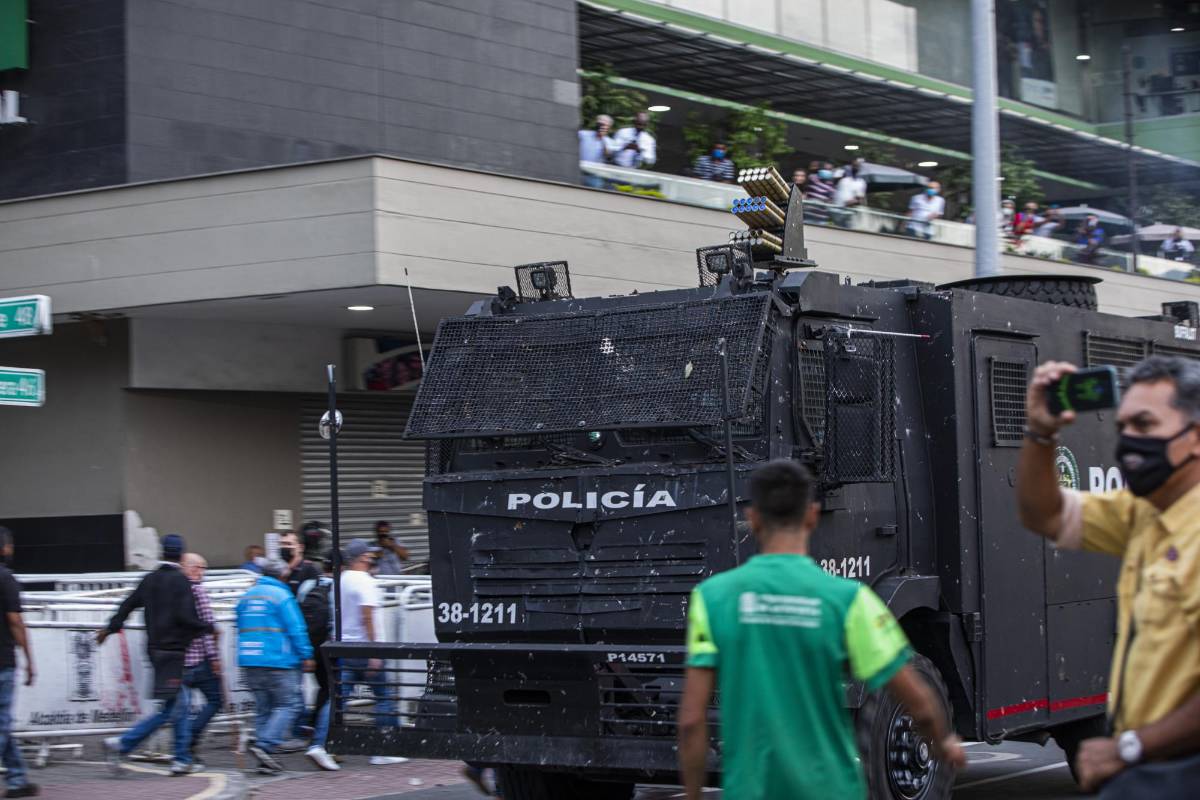 Los choques se originaron por la intención de algunas personas de romper el cerco de vallas que rodeaba la fachada del comando de la Policía Metropolitana. Foto: Carlos Velásquez