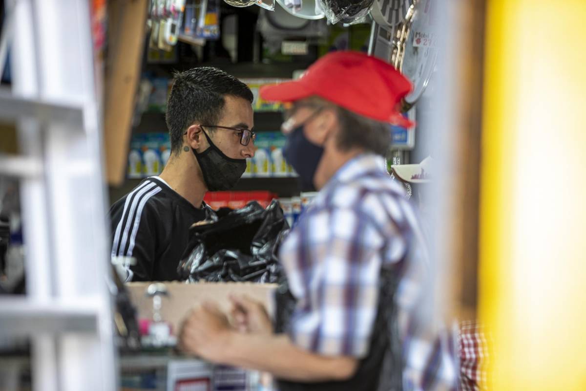 El comercio se reactiva en La Ceja con los cuidados de bioseguridad. FOTO CARLOS VELÁSQUEZ