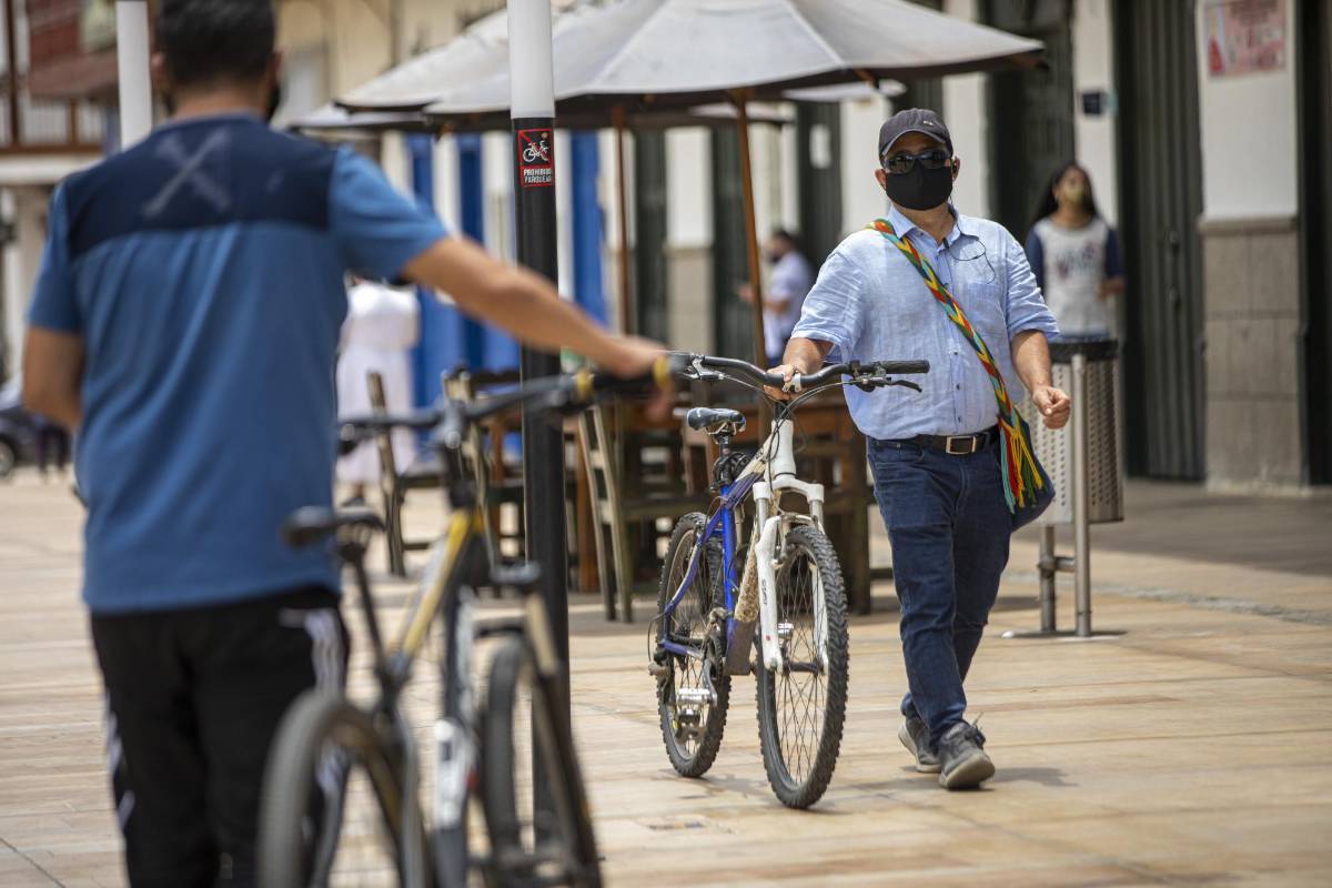 Transeúntes y ciclistas llevan sus tapabocas de manera correcta y así aportan al cuidado del municipio. FOTO CARLOS VELÁSQUEZ