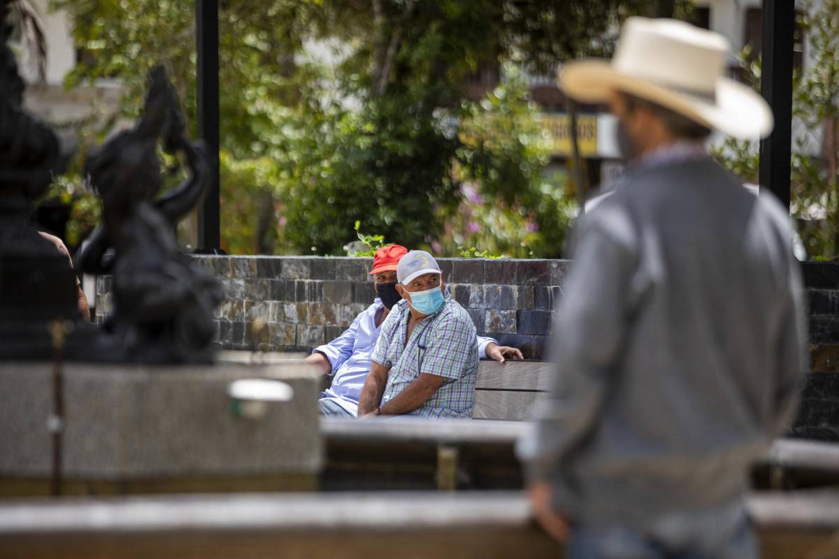 Adultos mayores disfrutan del parque central con responsabilidad. FOTO CARLOS VELÁSQUEZ