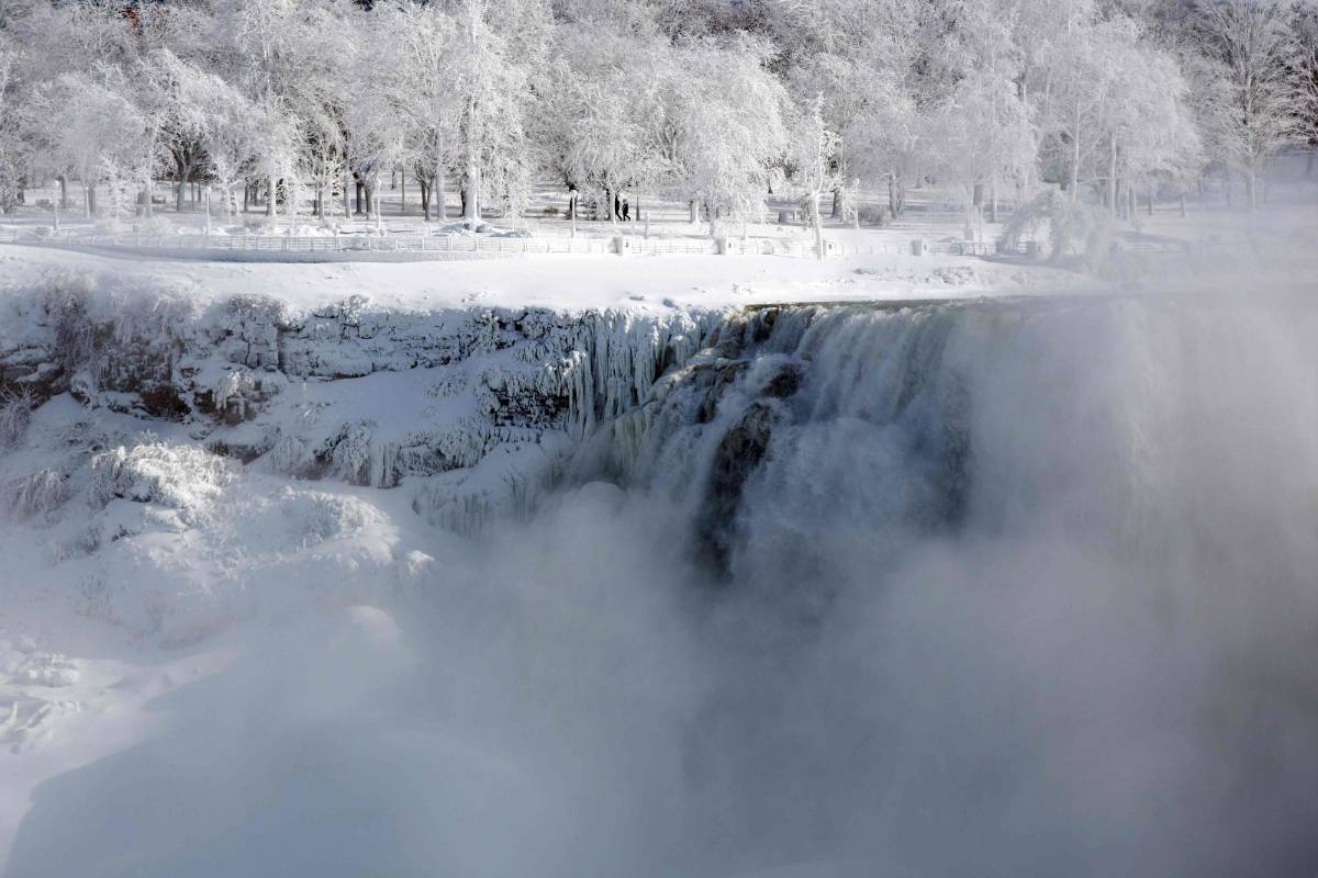 El norte de Estados Unidos y Canadá volvieron a sufrir este jueves temperaturas polares que obligaron cerrar escuelas, suspender vuelos y trenes, y abrir refugios de emergencia. Las temperaturas cayeron a -45°C. FOTO AFP