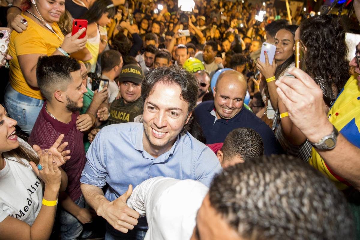 Alcalde electo de Medellín en su sede de campaña celebrando su victoria en las elecciones. Foto: Carlos Alberto Velásquez.