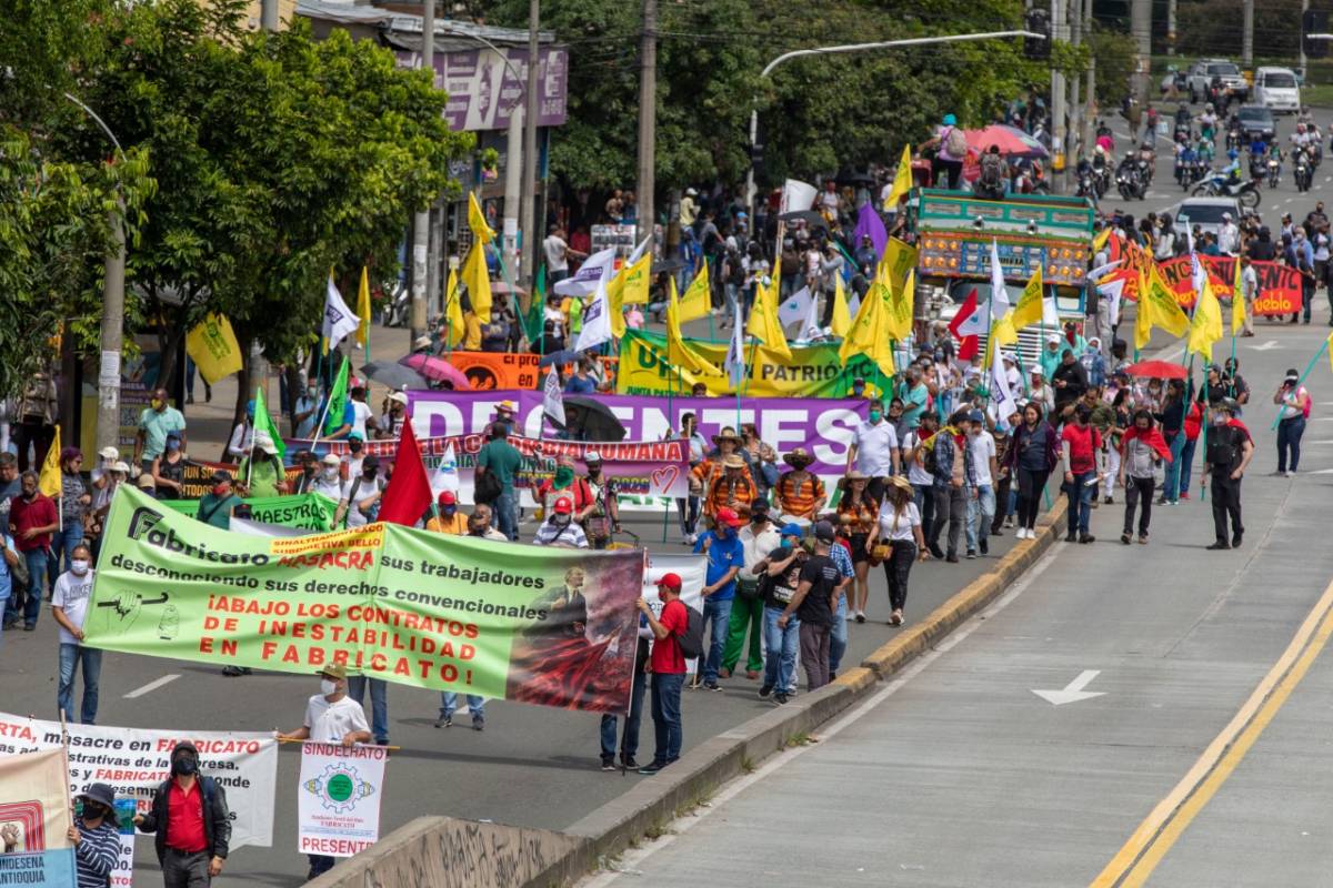Las centrales obreras marcharon este jueves en Medellín en apoyo al paro Nacional, para reclamar al Gobierno el cumplimiento del pliego de peticiones formulado por el Comité Nacional de Paro. Foto: Edwin Bustamante.