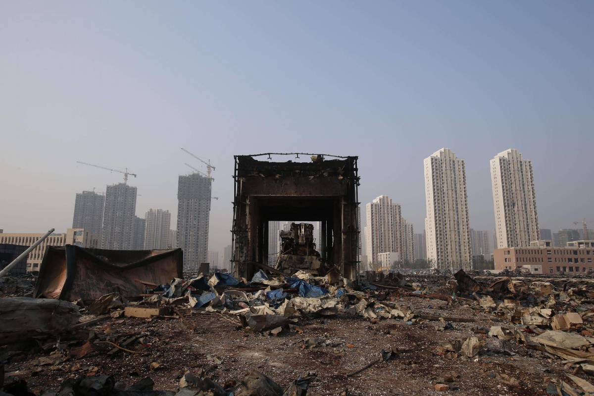  Las autoridades chinas ordenaron la evacuación de todos los residentes en un radio de 3 kilómetros del epicentro de las explosiones. FOTO AFP