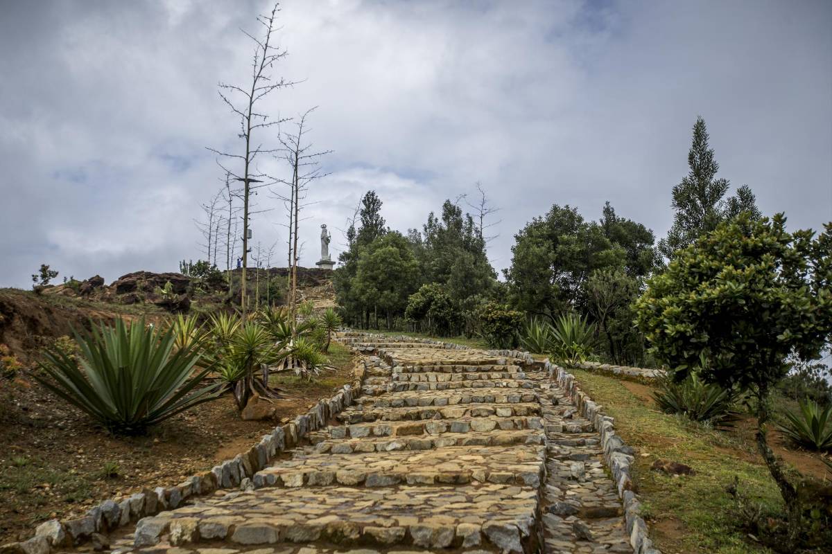 Luego de tres horas de caminata, el recorrido llega hasta el cerrro Pan de Azúcar, coronado por una figura religiosa. FOTO: SANTIAGO MESA