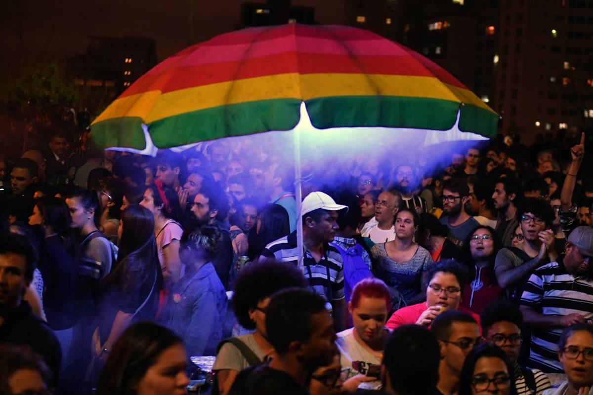 Los manifestantes participan en una protesta contra el candidato presidencial de derecha brasileño Jair Bolsonaro en Sao Paulo, Brasil, el 10 de octubre de 2018. Foto AFP