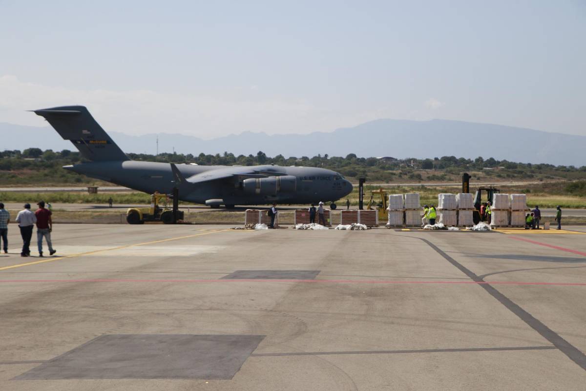 El primero de los aviones de la Fuerza Aérea de Estados Unidos llegó este sábado al mediodía a Cúcuta procedente de una base en el estado de Florida. FOTO Mario Franco
