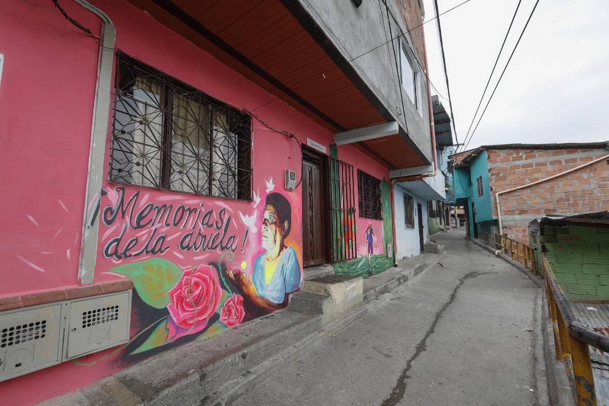 En el barrio La Independencia, de Medellín, donde están las escaleras eléctricas y se realiza el grafiti tour, la gente se resguarda cumplidamente ante el coronavirus y espera el día en que puedan atender de nuevo a los turistas. FOTO MANUEL SALDARRIAGA