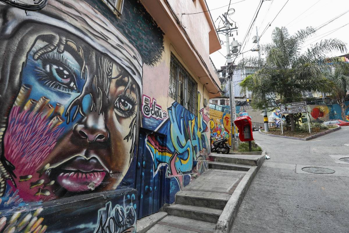 En el barrio La Independencia, de Medellín, donde están las escaleras eléctricas y se realiza el grafiti tour, la gente se resguarda cumplidamente ante el coronavirus y espera el día en que puedan atender de nuevo a los turistas. FOTO MANUEL SALDARRIAGA