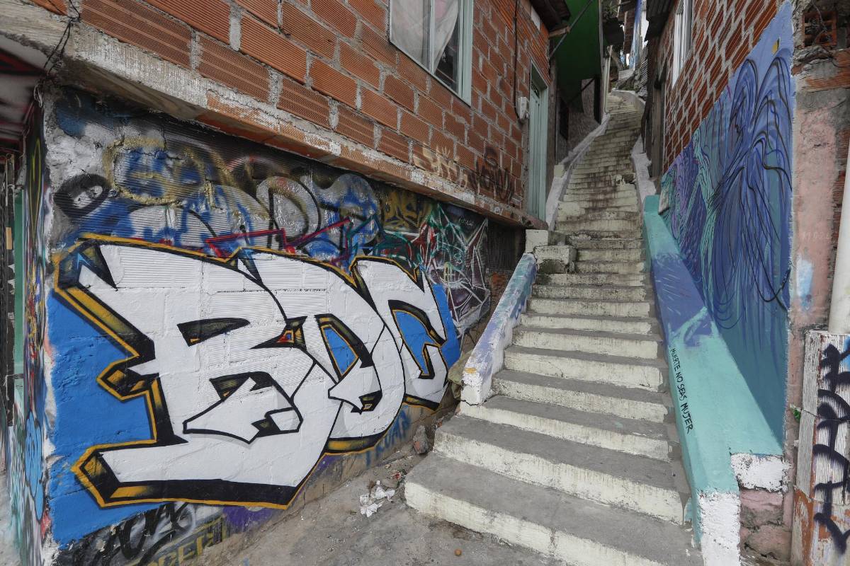 En el barrio La Independencia, de Medellín, donde están las escaleras eléctricas y se realiza el grafiti tour, la gente se resguarda cumplidamente ante el coronavirus y espera el día en que puedan atender de nuevo a los turistas. FOTO MANUEL SALDARRIAGA