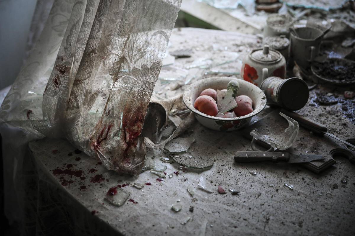 Sergei Ilnitsky de la agencia European Pressphoto Agency (EPA) ganó el primer lugar en la categoría de noticias generales. La imagen muestra los daños en la mesa de una cocina en el centro de Donetsk (Ucrania), durante los enfrentamientos entre soldados de Ucrania y milicias prorrusas el 26 de agosto de 2014. 