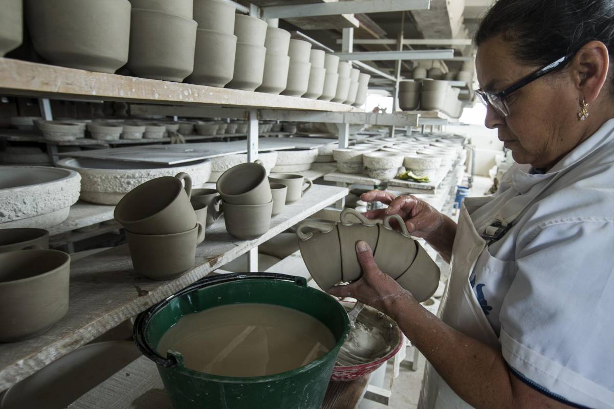 Cada paso de la cerámica es realizado a mano por las mujeres artesanas que ya dominan esta técnica y que comparten el conocimiento con las nuevas generaciones. Foto: Jaime Pérez