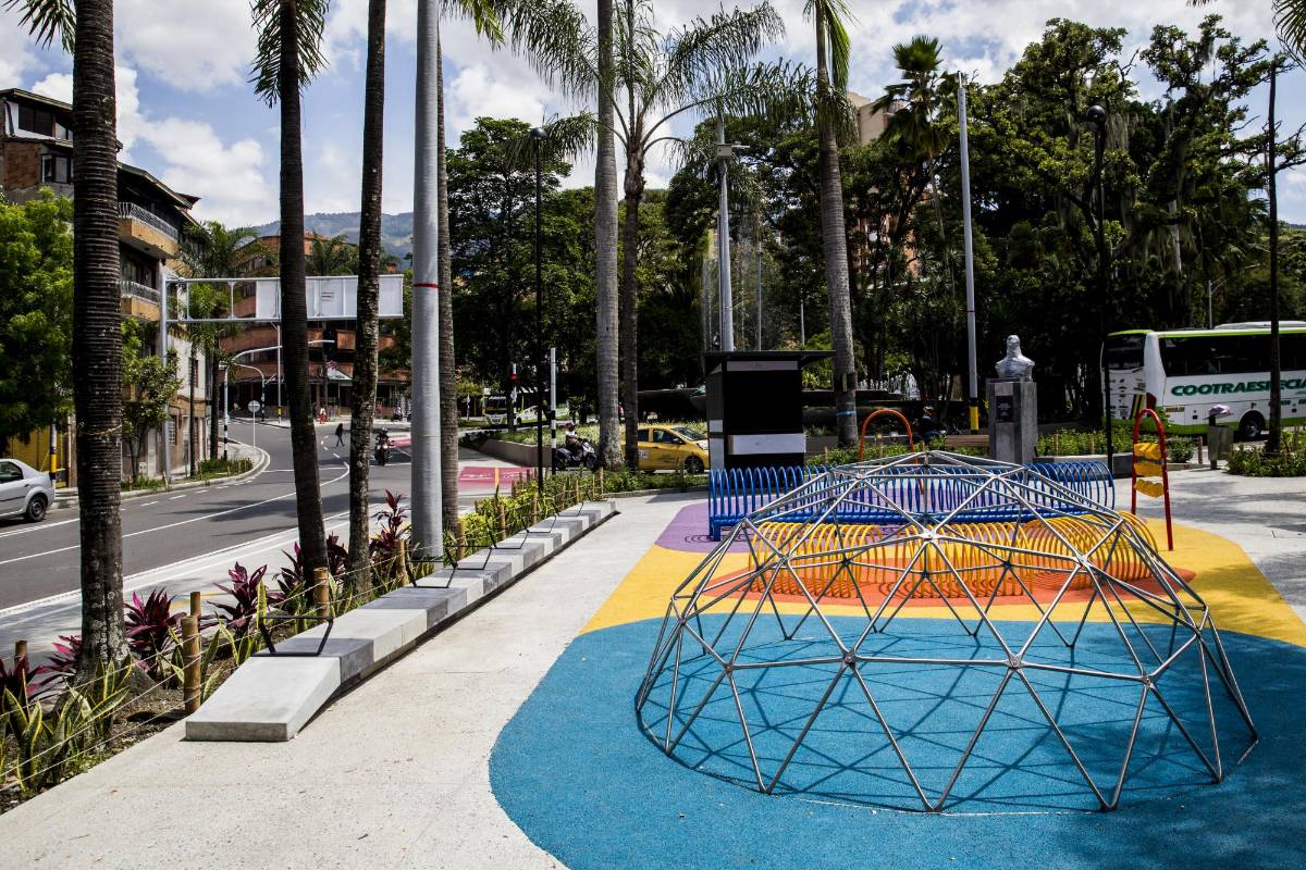 La avenida La Playa en pleno centro de Medellín recuperó su encanto. Foto Julio Herrera