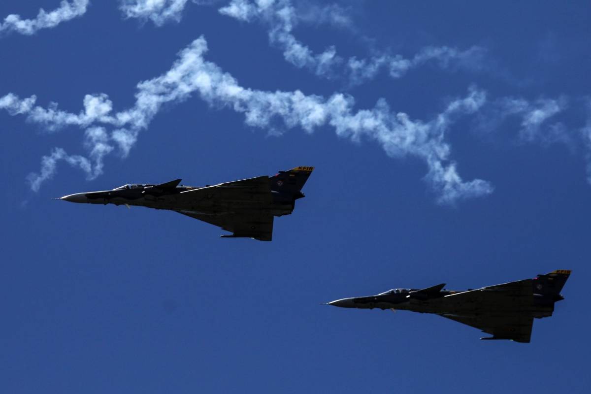 El F-16 es también el primer caza construido para soportar bruscos giros, atacar objetivos en tierra y hacer el doble papel de caza-bombardero. FOTO AFP