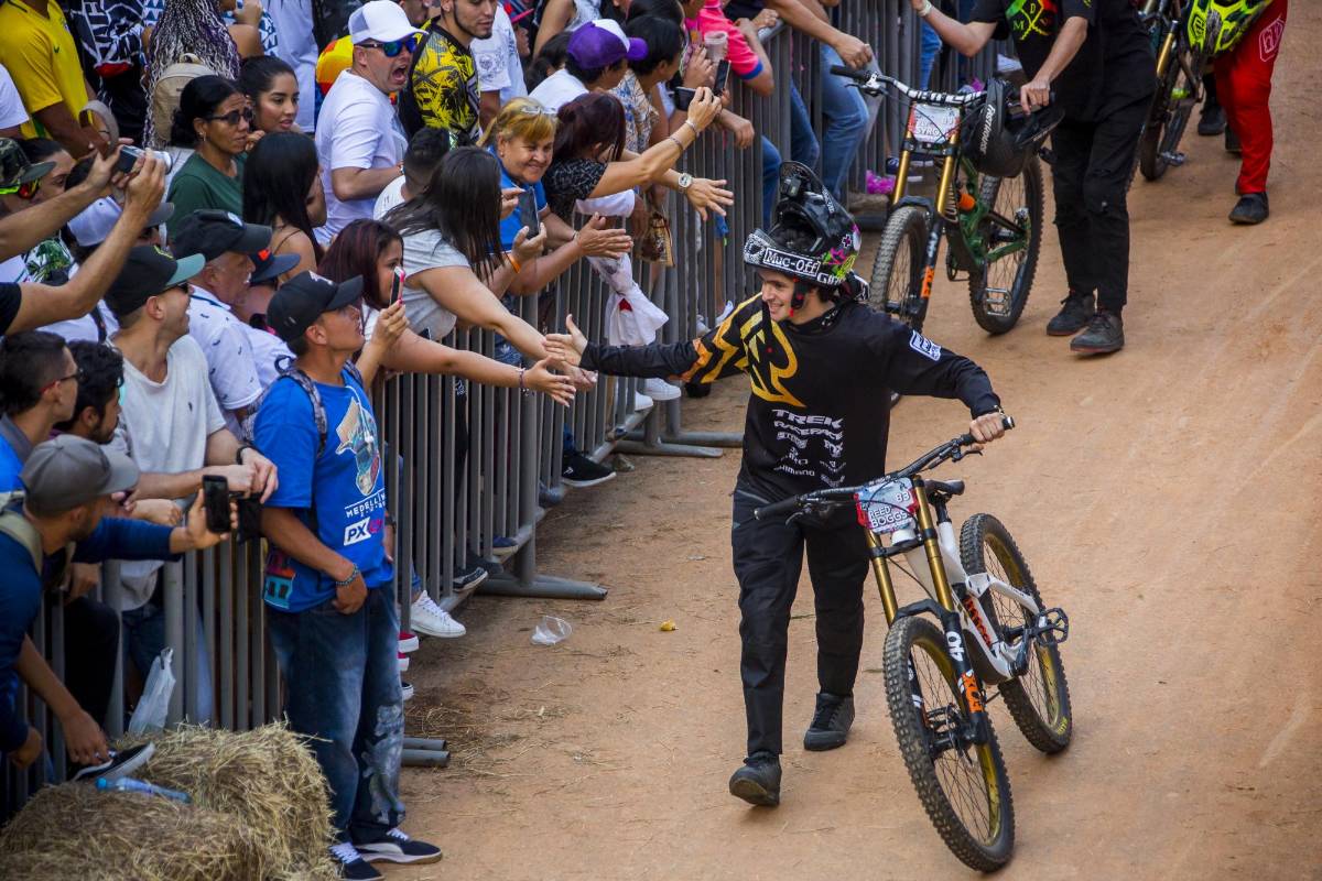 Los pilotos agradecieron el apoyo del público repartidos por toda la pista desde Belencito Corazón hasta el barrio 20 de Julio .Foto: Carlos Velázquez