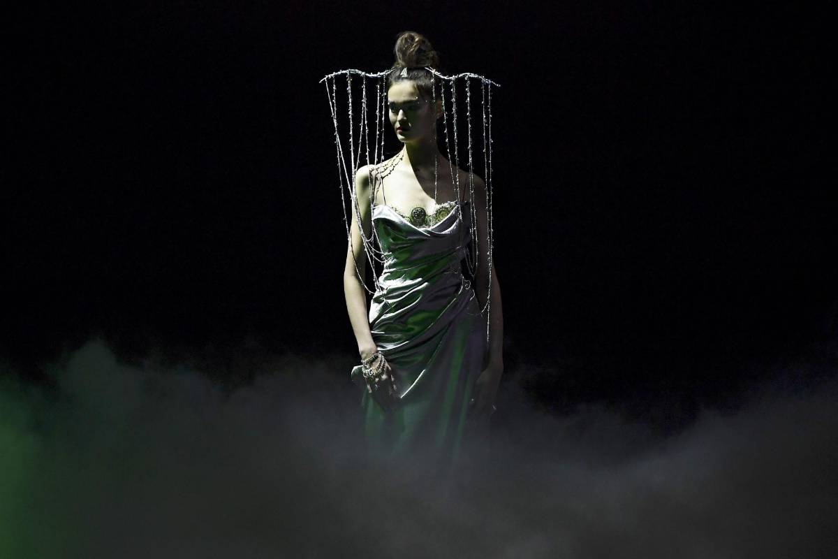 Una modelo presenta una creación de Guo Pei durante el desfile de modas de la colección de Alta Costura de Primavera y Verano 2019 en París. Foto: AFP.