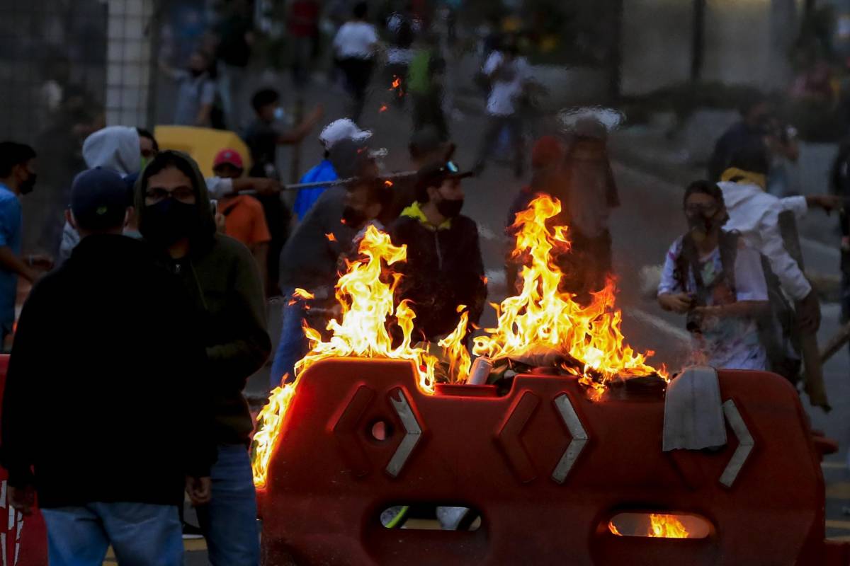 Manifestantes en Medellín marcharon por las calles para rechazar los abusos de la Fuerza Pública. Hubo enfrentamientos y actos vandálicos. FOTO: Jaime Pérez