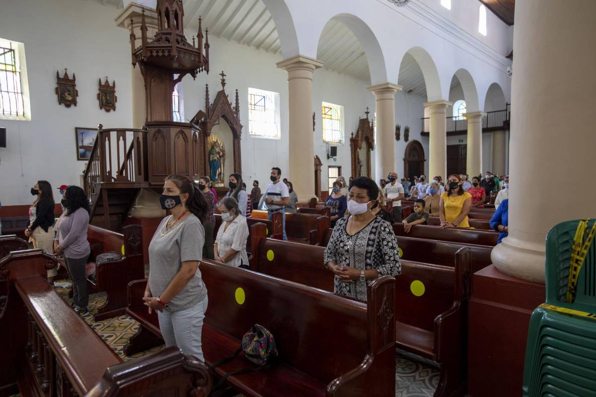 Además de la reapertura económica, los templos religiosos se suman a los lugares que, aunque limitados, permiten compartir con tapabocas y el uso de las zonas de desinfección. Foto: Edwin Bustamante