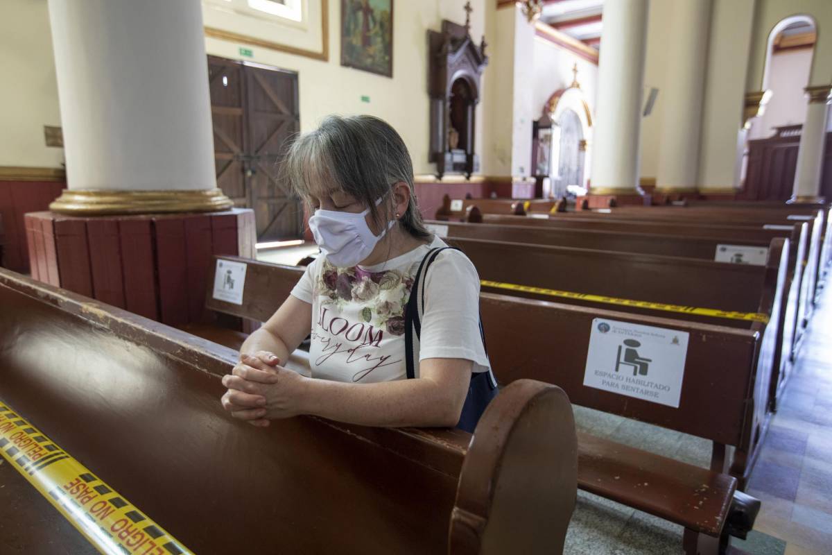 Además de la reapertura económica, los templos religiosos se suman a los lugares que, aunque limitados, permiten compartir con tapabocas y el uso de las zonas de desinfección. Foto: Edwin Bustamante