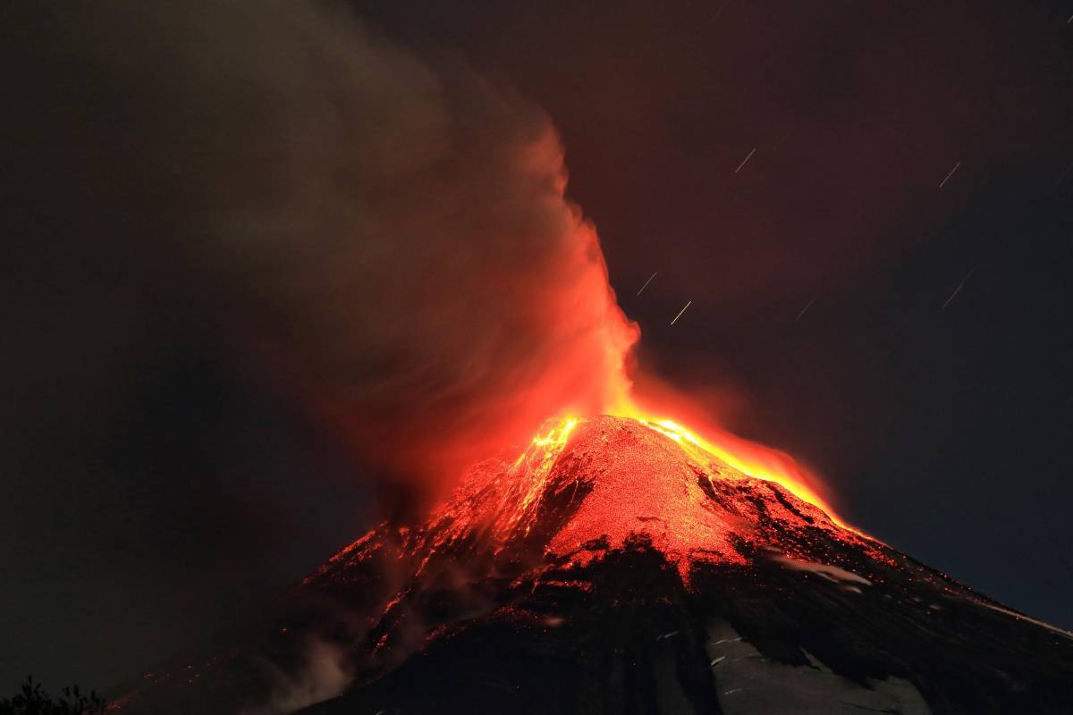 El volcán hizo una violenta explosión de lava y gases que se elevó unos 3.000 metros. FOTO AFP
