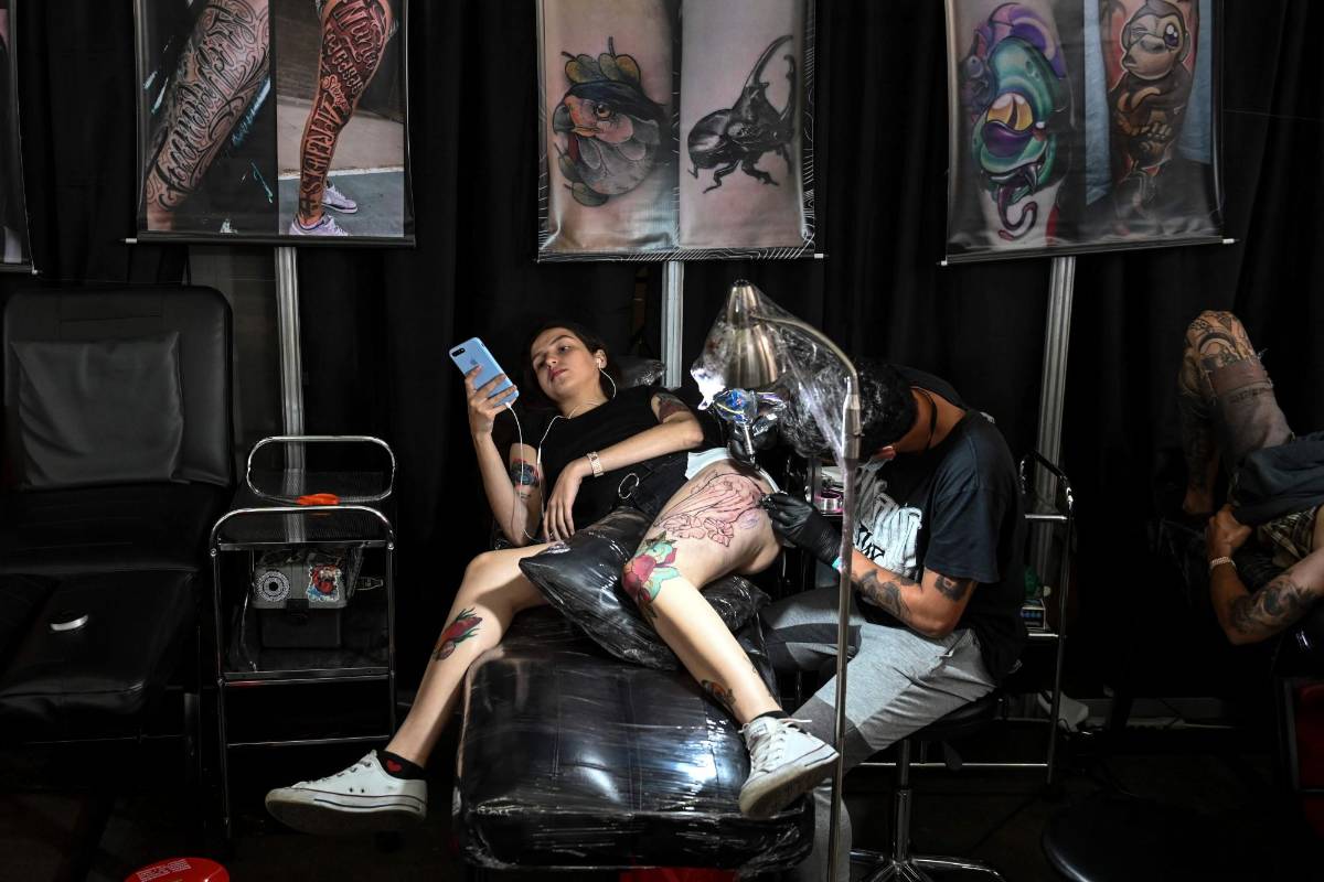 Estand de tatuaje. Foto: AFP