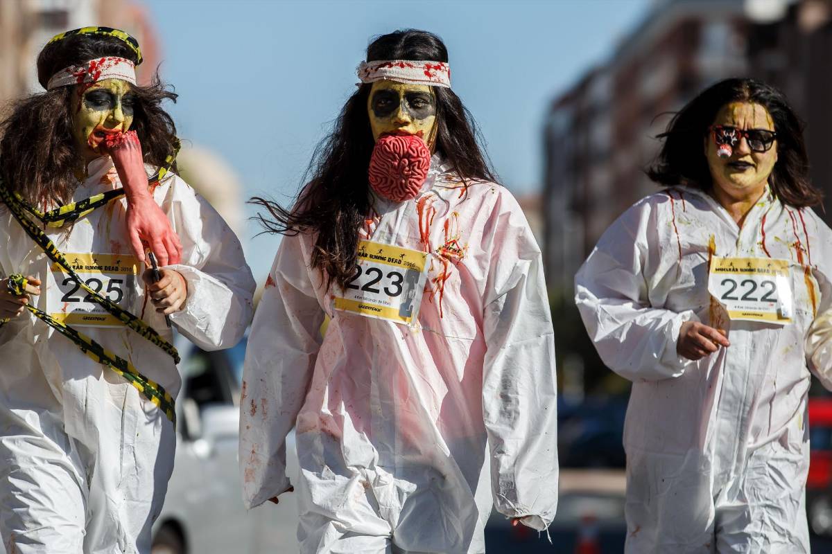 La tradicional fiesta de Halloween despierta la creatividad en todos los rincones del mundo. Desde los macabros personajes típicos de películas de terror hasta los más osados que usan la actualidad como excusa para robarse todas las miradas. FOTO AFP