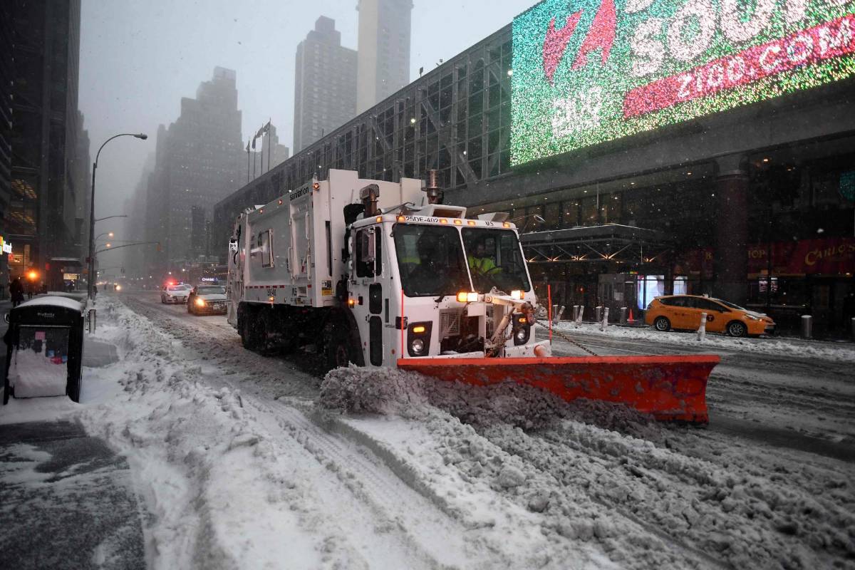 “Muchas personas han escuchado y se han quedado en casa y eso es bueno”, dijo Cuomo a periodistas. “La situación en Nueva York no es tan mala como fue anticipado, pero es peor de lo previsto en otras partes del estado”, precisó. (Nueva York) FOTO AFP