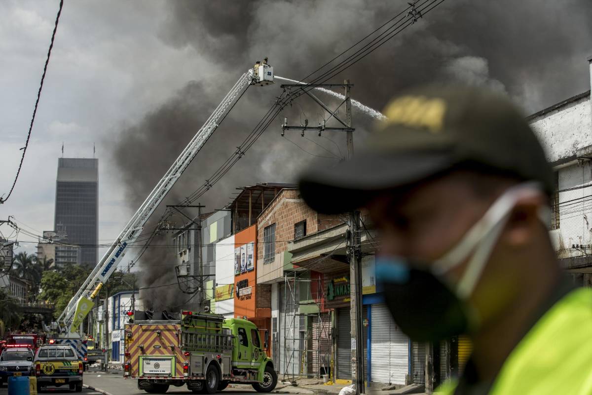 Este incendio se presentó en una fabrica de pinturas, ubicada en el sector conocido como Los Huesos, cerca del centro administrativo La Alpujarra en Medellín. FOTO: SANTIAGO MESA. 