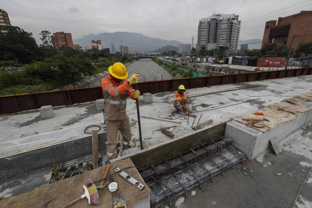 Encima del techo del soterrado se instalarán componentes de urbanismo y paisajismo, incluido un bosque de niebla y de aspersores que reemplazará la plaza de agua que estaba en los diseños iniciales. FOTO MANUEL SALDARRIAGA