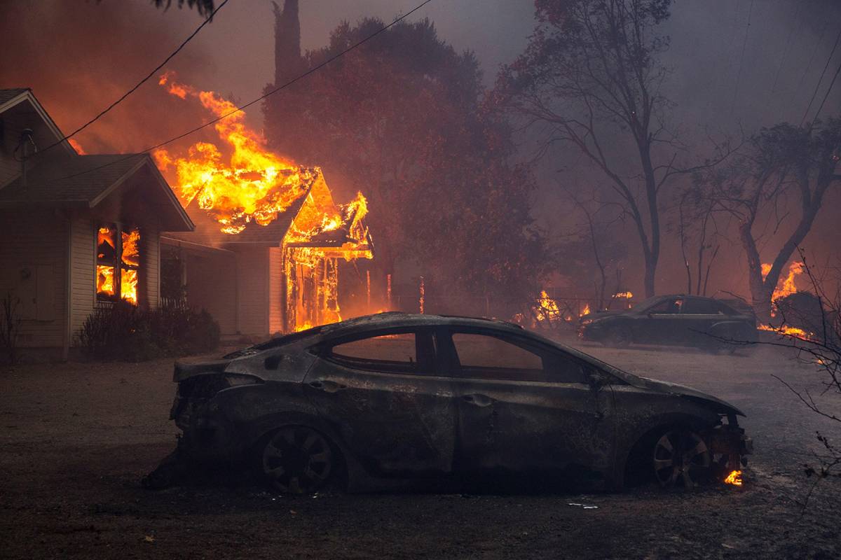 Un centenar de casas, vehículos y hasta un hospital se han quemado por el fuerte incendio. Foto: agencia EFE