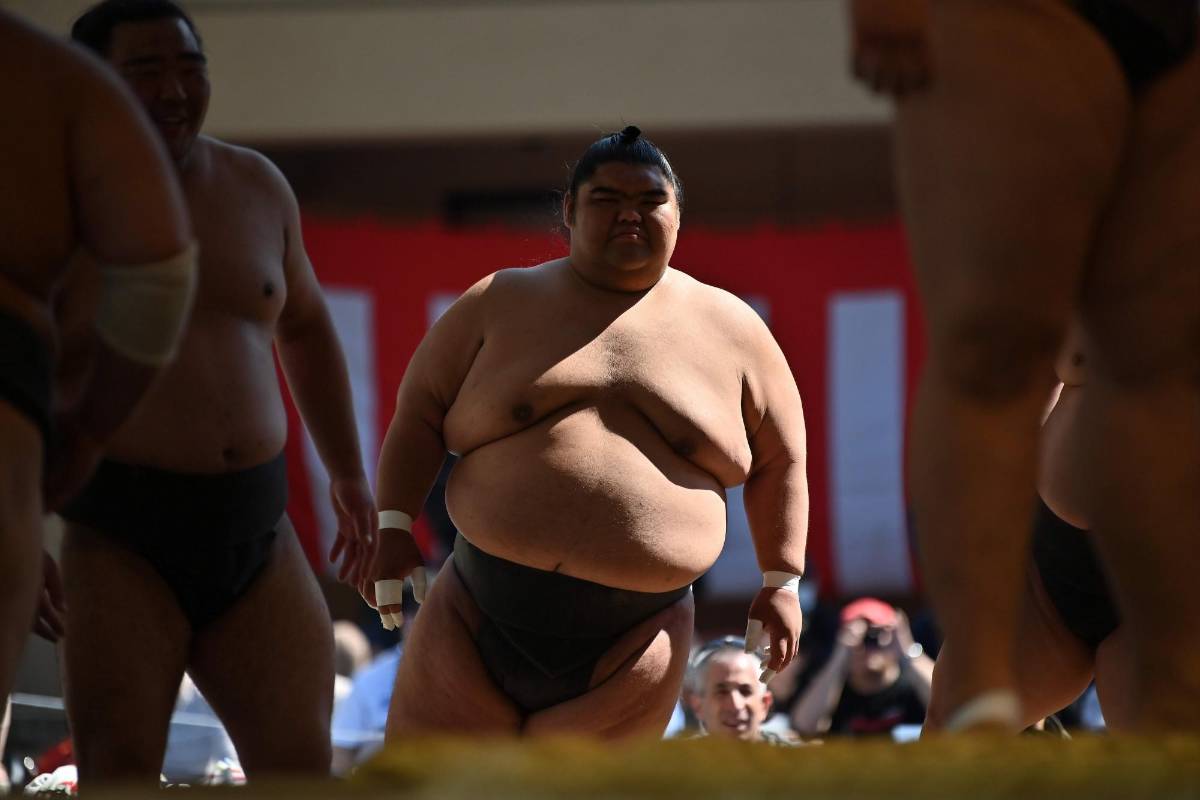 Los luchadores de sumo participan en un “honozumo”, una exhibición ceremonial de sumo, en los terrenos del Santuario Yasukuni en Tokio. Foto: CHARLY TRIBALLEAU / AFP