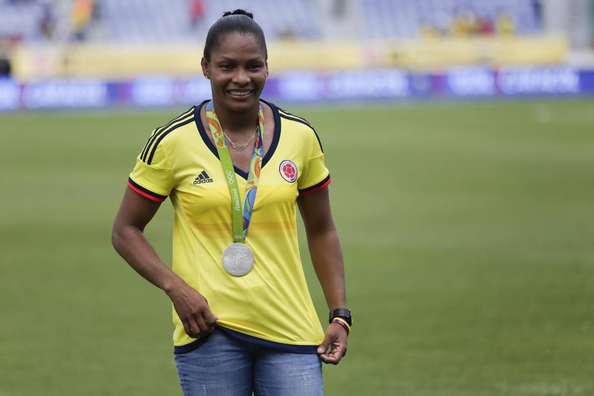 La judoca Yuri Alvear compartió su medalla de plata con los aficionados. FOTO COLPRENSA