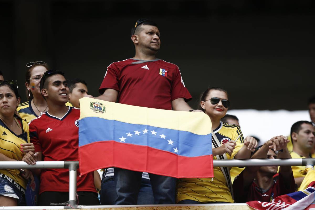 La afición venezolana también hace presencia en el estadio Metropolitano para apoyar a su selección. FOTO COLPRENSA