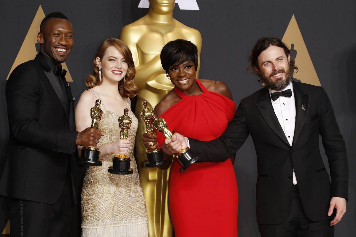Mahershala Ali, Emma Stone, Viola Davis y Casey Affleck recibieron los premios como mejores actores. FOTO EFE
